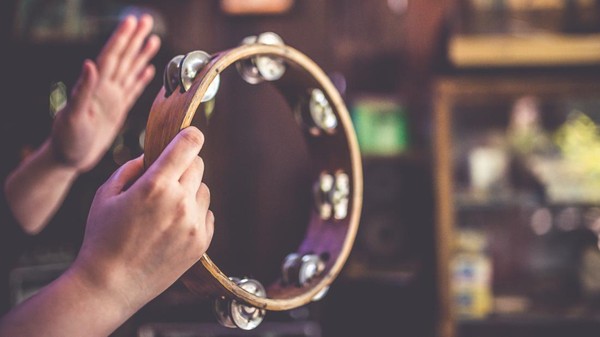 Kegiatan Musik Keluarga Dengan Alat Musik Ringan